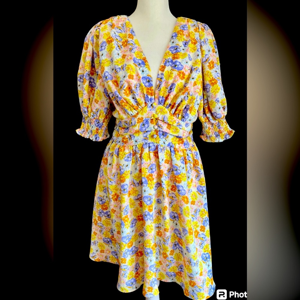 Beautiful floral dress size Med boutique bought NWT